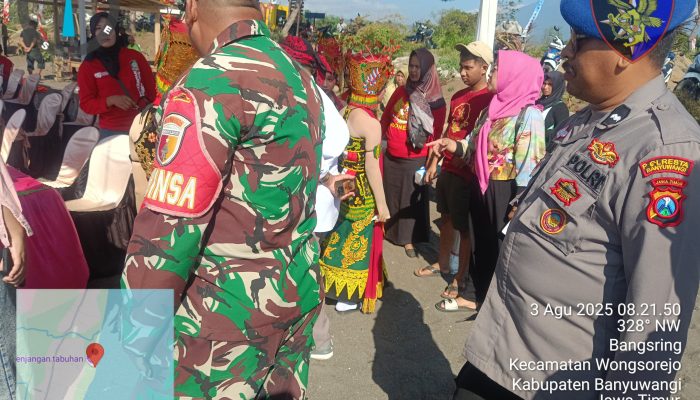 Personel Satpolairud Lakukan Pengamanan Lomba Perahu Layar Dikawasan Tanjung Beach Bangsring