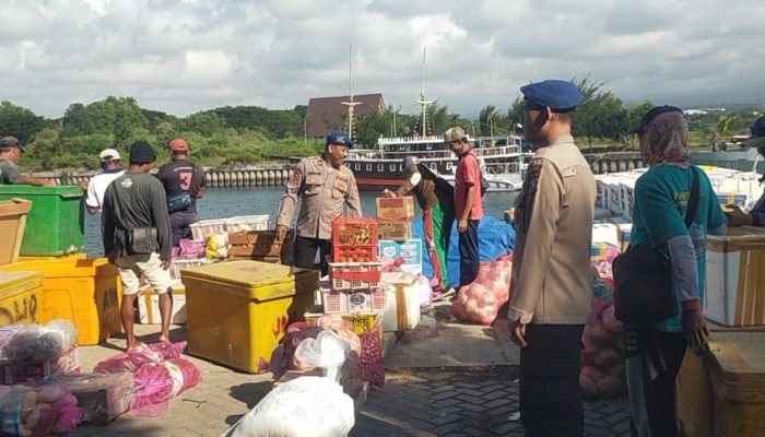 Personel Satpolairud Polresta Banyuwangi Lakukan Patroli Dikawasan Dermaga Pelabuhan Marina Boom Banyuwangi