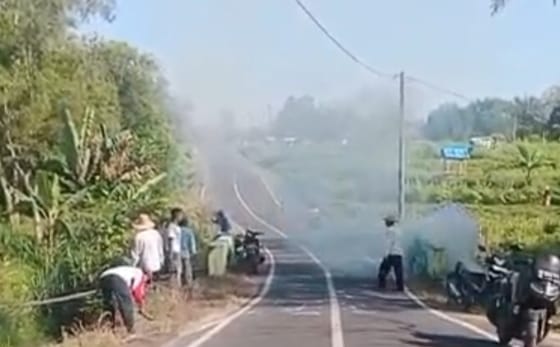 Warga Karangnangka Gotong Royong Bersihkan Jalan Menuju Asta Tinggi Sumenep Sambut HUT RI ke-80
