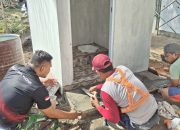 TNI dan Warga Kompak Tuntaskan Pembangunan MCK di Lokasi TMMD