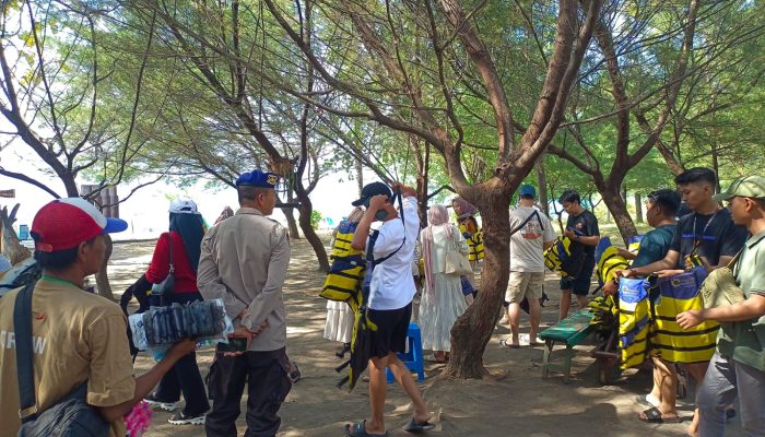 Ciptakan Rasa Aman Dan Kondusif, Personel Polairud Polresta Banyuwangi Lakukan Patroli Wisata