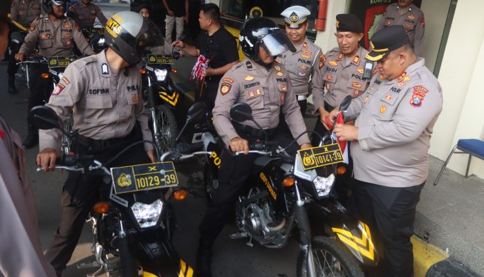Menyemarakkan HUT ke-80 RI, Kapolres Pasuruan Pasang Umbul-Umbul, Bendera, dan Hias Kendaraan Dinas
