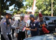 Polisi Gelorakan Semangat Nasionalisme Ratusan Bendera Merah Putih Dibagikan untuk Pengemudi di Bondowoso