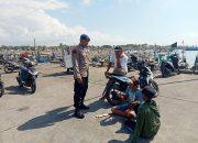 Kanit Pos Polairud Unit Muncar Bripka I Wayan Wedhana Sambangi Kelompok Nelayan Dikawasan Dermaga Pelabuhan Muncar 