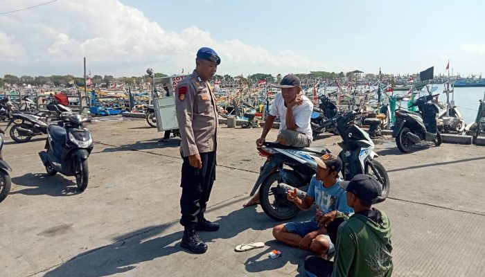 Kanit Pos Polairud Unit Muncar Bripka I Wayan Wedhana Sambangi Kelompok Nelayan Dikawasan Dermaga Pelabuhan Muncar 