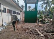 Anggota Satgas TMMD Lakukan Pembersihan di Sekitar Sumur Bor dan MCK