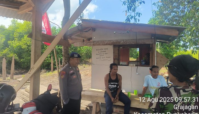Personel Satpolairud Polresta Banyuwangi Berikan Himbauan Harkamtibmas Dikawasan Pesisir Pantai Pathuk