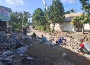 Satgas TMMD 125 Lanjutkan Pengerjaan Paving Jalan Menuju Jembatan di Siliragung