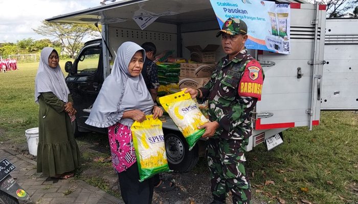 Babinsa Koramil Rogojampi Dampingi Pasar Murah Bulog, Bantu Penuhi Kebutuhan Sembako Warga