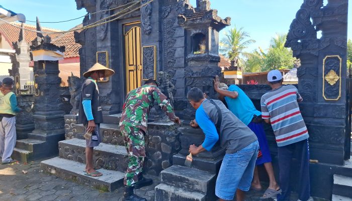Merajut Kebersamaan di Desa Siliragung: Satgas TMMD ke-125 dan Warga Bersatu Mengecat Pura, Simbol Kuat Toleransi Beragama