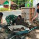 Semangat TMMD ke-125, TNI dan Warga Bangun Gapura Akses Jembatan di Seneporejo