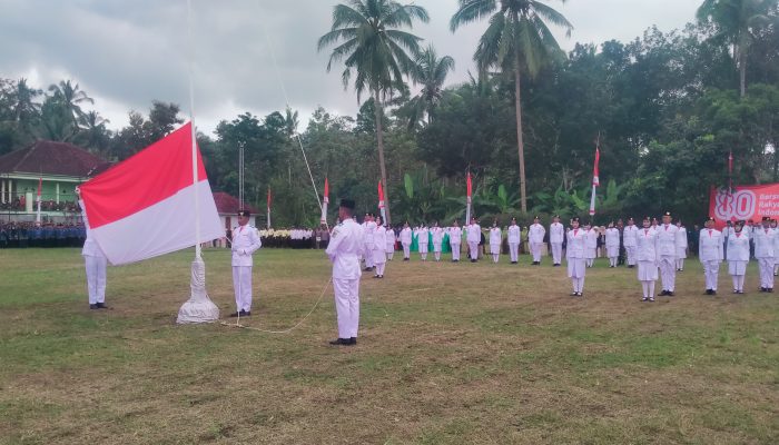 Upacara Pengibaran Bendera Merah Putih HUT Kemerdekaan RI Ke-80 Kecamatan Songgon Berlangsung Khidmat Dan Produktif