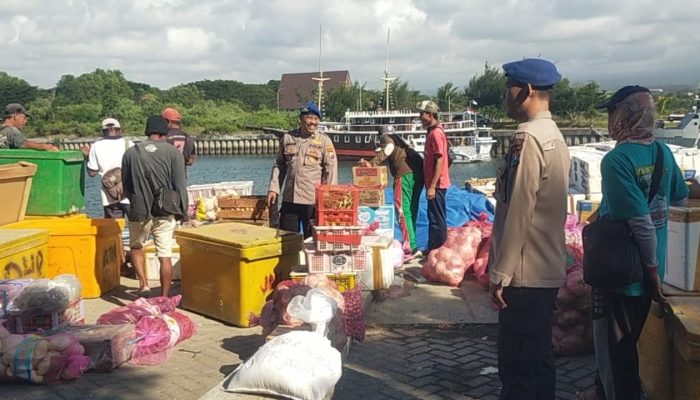 Satpolairud Polresta Banyuwangi Lakukan Pemeriksaan Muatan Dan Dokumen Kapal