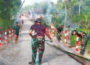 Satgas TMMD Bersama Masyarakat Bersihkan Jembatan Jelang Peresmian