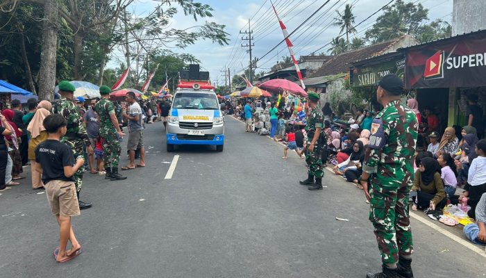 Pasukan Satgas TMMD Turun Langsung Bantu Pengamanan Karnaval di Siliragung
