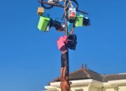 Warga Perumahan Bumi Sumekar Asri Meriahkan HUT RI ke-80 dengan Lomba Panjat Pinang