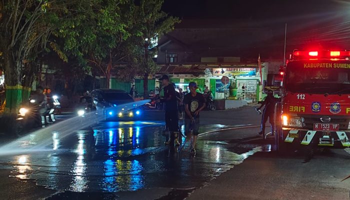 Breaking News: Tumpahan Solar di Jalan Taman Bunga Sumenep Sebabkan Pengendara Motor Terjatuh