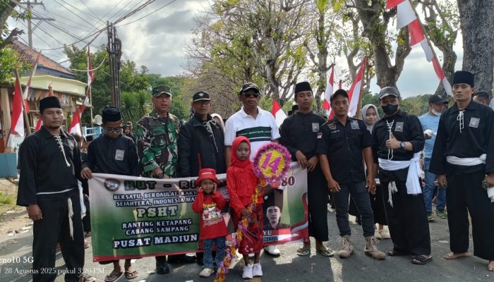 Meriahkan HUT ke-80 RI, PSHT Ranting Ketapang Cabang Sampang Turut Serta dalam Pawai Pembangunan