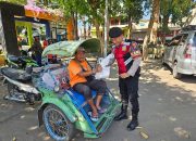 Polisi Patroli Sambil Berbagi Nasi Kotak Program Pasabber Polres Situbondo Disambut Antusias Warga