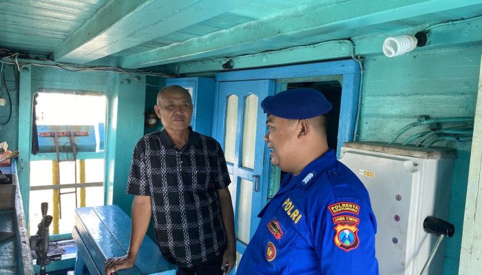 Personel Satpolairud Polresta Banyuwangi Lakukan Patroli Dikawasan Pelabuhan Tanjuwangi