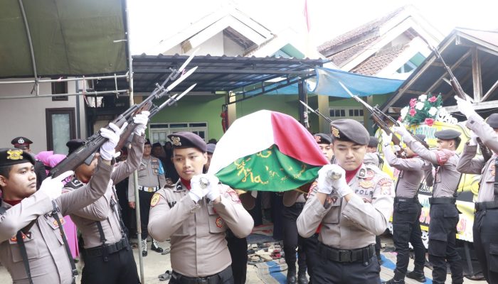Penghormatan Kedinasan: Kapolres Sumenep Pimpin Upacara Pemakaman Bripka Rahmat Hidayat