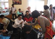 Bagikan Makanan, Polres Mojokerto Kota Hadirkan Layanan Humanis di Loket SKCK