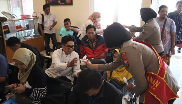 Bagikan Makanan, Polres Mojokerto Kota Hadirkan Layanan Humanis di Loket SKCK