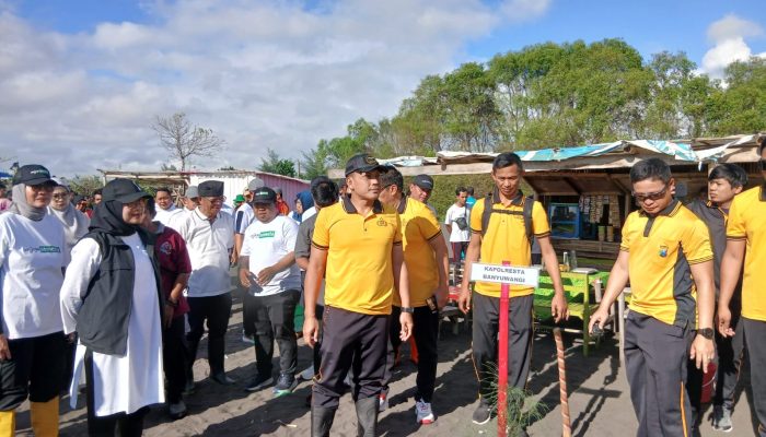 Satpolairud Polresta Banyuwangi Meriahkan Acara World Cleanup Day 2025