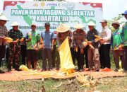 Mendukung Program Ketahanan Pangan, Kapolres Mojokerto kota menggandeng Poktan adakan Panen Jagung Kuartal III