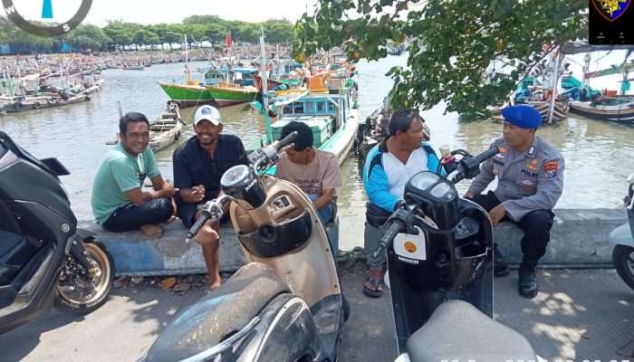 Sambangi Kawasan Dermaga Pelabuhan Muncar, Personel Satpolairud Polresta Banyuwangi Ajak Peran Masyarakat