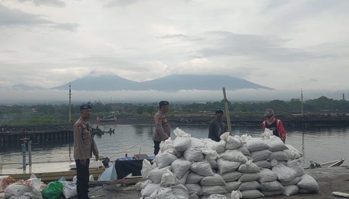 Satpolairud Polresta Banyuwangi Lakukan Patroli Dan Binmas Perairan Dikawasan Pelabuhan Marina Boom