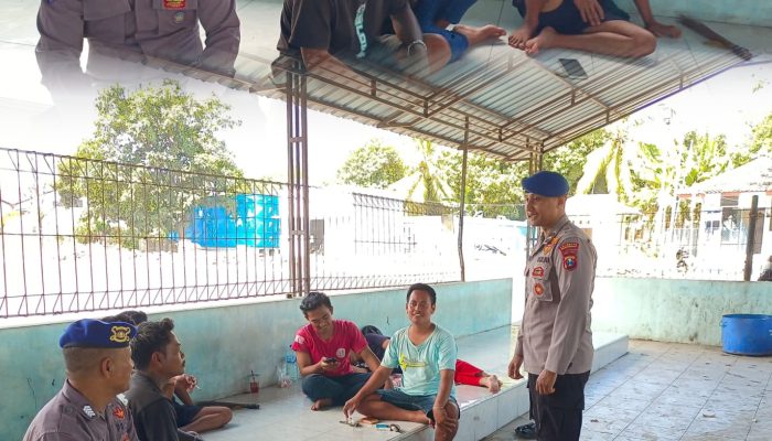 Personel Satpolairud Polresta Banyuwangi Berikan Edukasi Kepada Calon Penumpang Kapal Roro