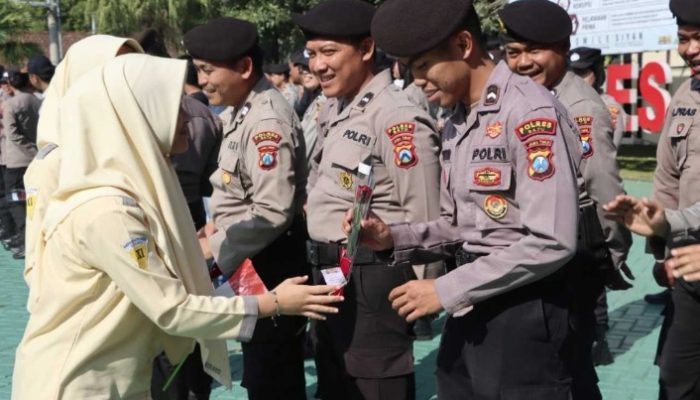 Bunga dan Jeruk Simbol Kepedulian Masyarakat untuk Polres Batu