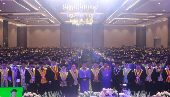 Unitomo Wisuda 1.156 Lulusan, Salah Satunya Wakil Menteri