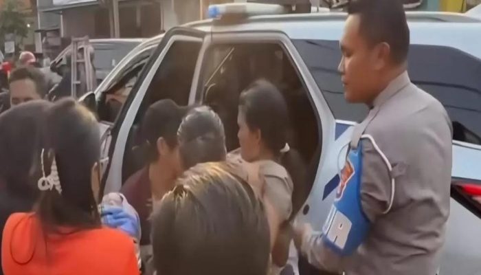 Tindakan Humanis Polantas Pengawal Gubernur Jatim Tolong Ibu Akan Melahirkan di Jalan