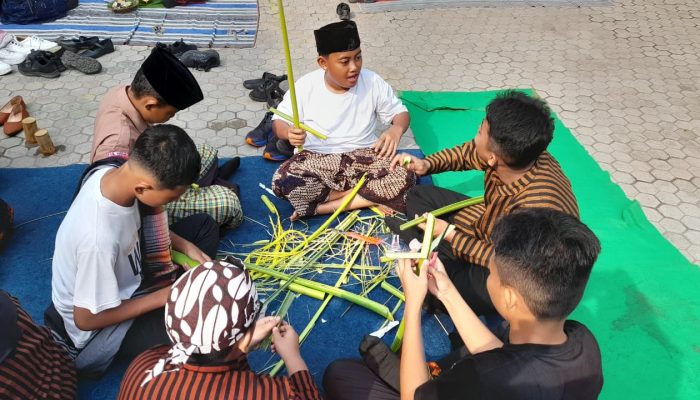 SMPN 2 Pare Berkarya Dalam Lomba Mainan Tradisional