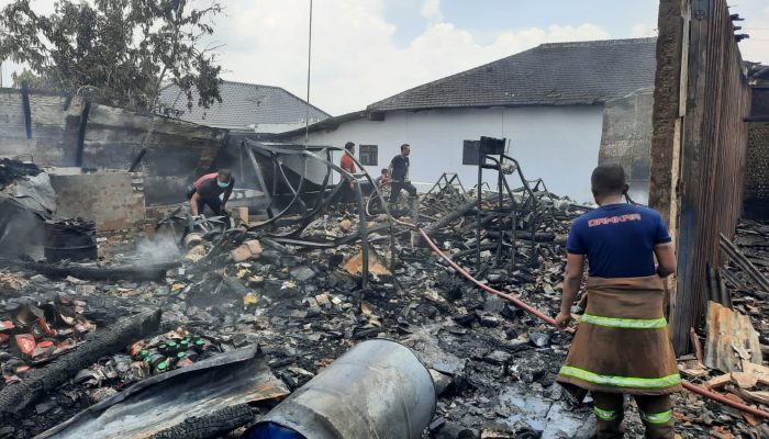 Kebakaran Pertokoan di Desa Ketawang Larangan, Ganding: Diduga Akibat Kosleting Listrik