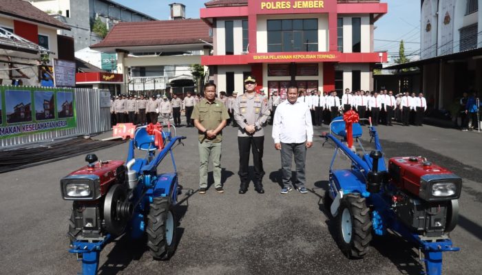 Kapolres Jember Serahkan 2 Unit Traktor Dukung Ketahanan Pangan
