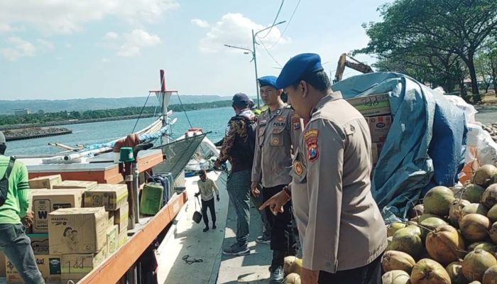 Personel Polairud Polresta Banyuwangi Lakukan Pemeriksaan Diatas Kapal Motor Sumber Alam