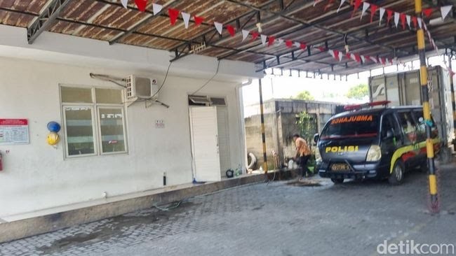 Jenazah Korban Satu Lagi Ambruknya Ponpes Sidoarjo Tiba di RS Bhayangkara Surabaya