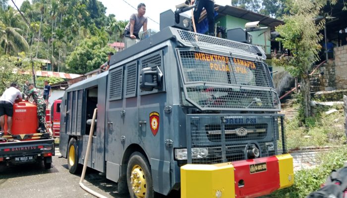 Quick Respon Polri Bantu Padamkan Kebakaran di Kodam Lama Jayapura