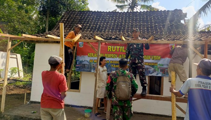 Anggota Koramil 0825-21/Kalipuro Bergotong Royong Membangun Rutilahu