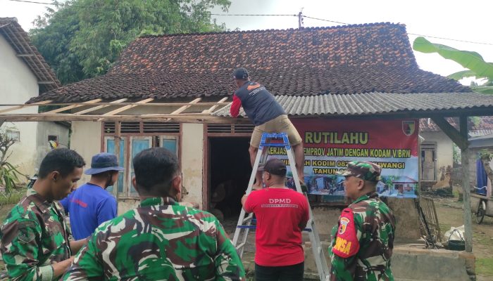 Babinsa Koramil 0825/17 Muncar Bersama Warga Gotong Royong Renovasi Rumah Tidak Layak Huni (RUTILAHU)