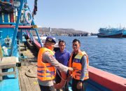 Personel Satpolairud Polresta Banyuwangi Berikan Himbauan Keselamatan Pelayaran