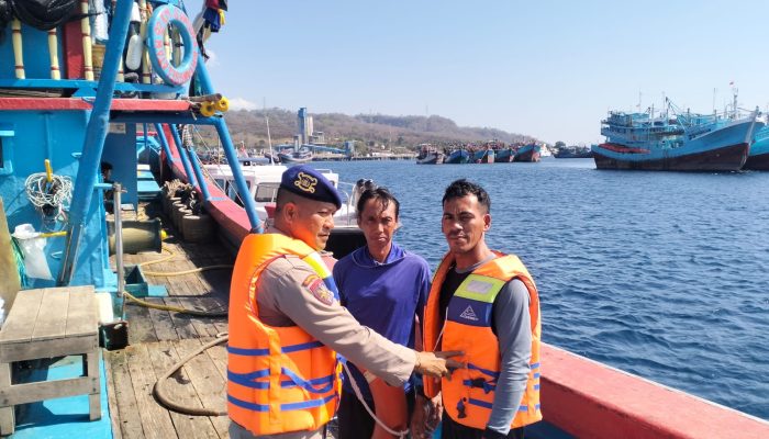 Personel Satpolairud Polresta Banyuwangi Berikan Himbauan Keselamatan Pelayaran
