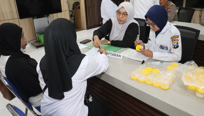 Polres Pelabuhan Tanjungperak Lakukan Pemeriksaan Kesehatan untuk Petugas SPPG