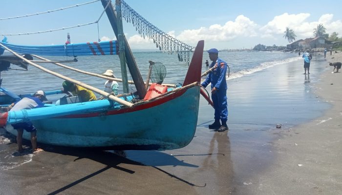 Sambangi Masyarakat Pesisir Gumuk Kantong Ini Himbuan Personel Satpolairud Polresta Banyuwangi