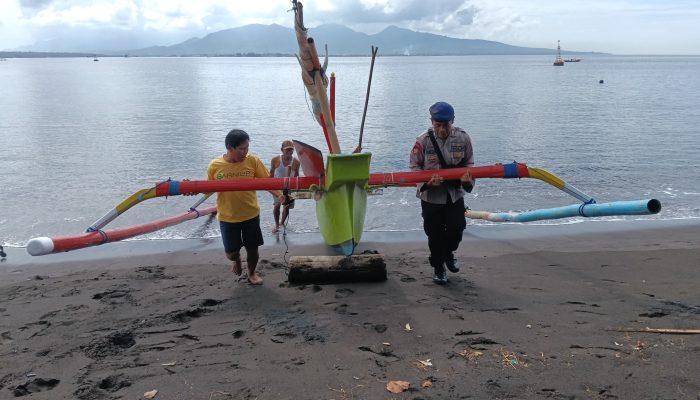 Sambangi Kawasan Pesisir Pantai, Ini Himbuan Kasubnit Binmasair Aiptu Gede Eka