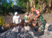 Babinsa Desa Purwoharjo Gotong Royong Bersama Warga Bangun Drainase 9 IMG 20251025 WA0002