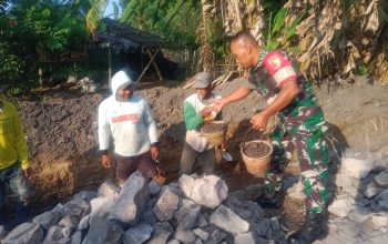 Babinsa Desa Purwoharjo Gotong Royong Bersama Warga Bangun Drainase 3 IMG 20251025 WA0002